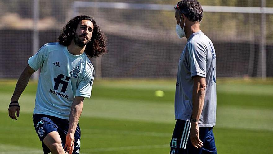 Luis Enqique charlando con Cucurella.