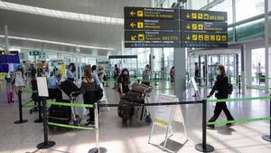 El interior del aeropuerto de Barcelona-El Prat.