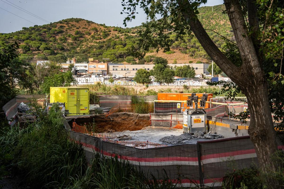 Colapso en el pozo que conecta las obras subterráneas de la R2 en Vallbona