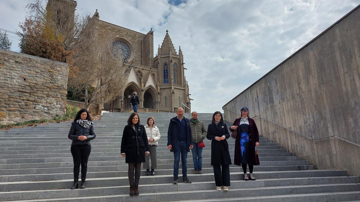 La portaveu del grup d'ERC al Parlament, al centre, en la seva visita d'aquest dissabte a Manresa