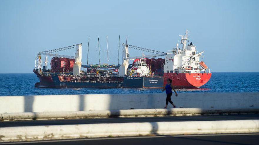 Un barco transporta veleros a Francia