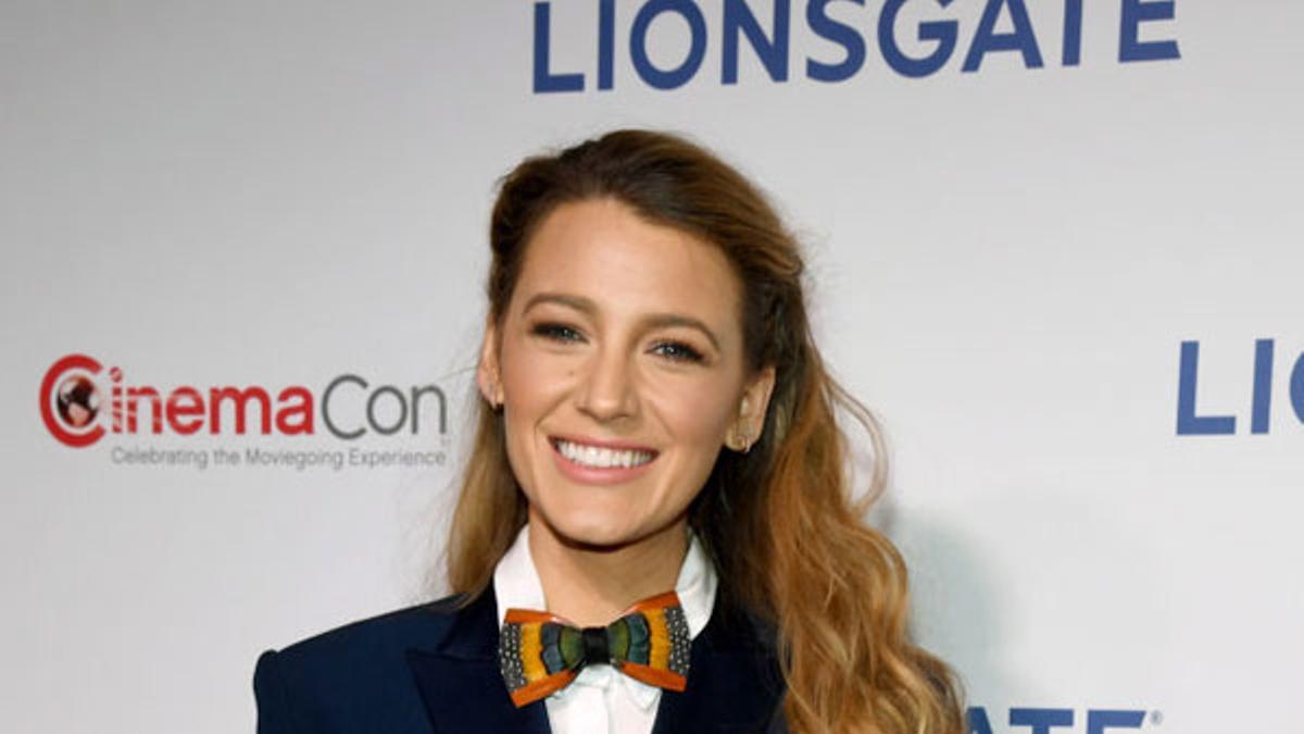 Blake Lively con blazer a modo de vestido