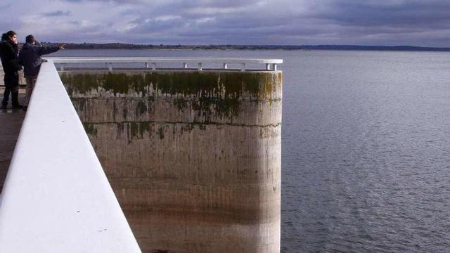 Dos turistas contemplan el embalse de Almendra desde uno de los miradores de la presa.