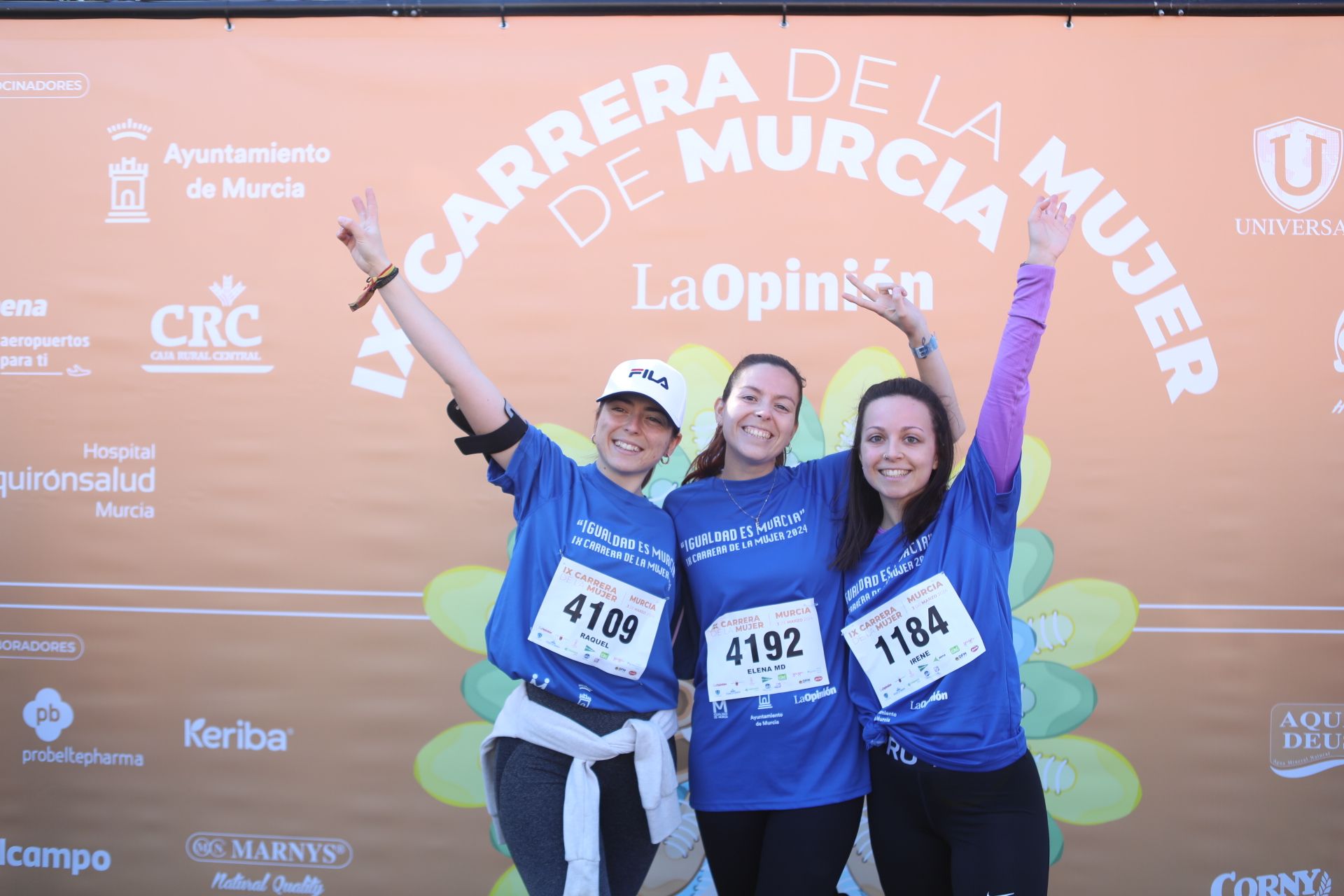 Las participantes posan en el photocall tras finalizar la Carrera de la mujer de Murcia