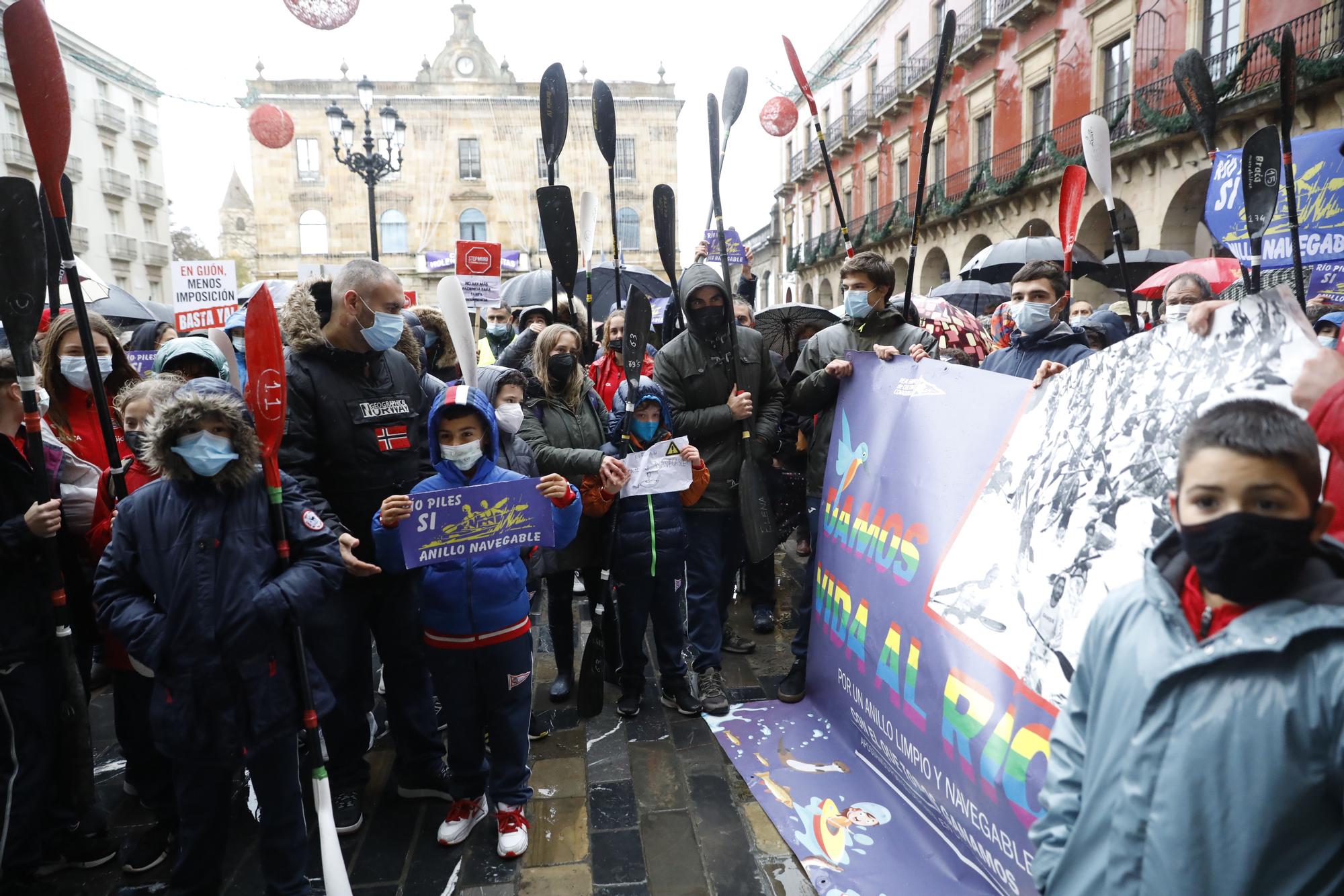 En imágenes: así fue la manifestación de ocho colectivos en la Plaza Mayor de Gijón