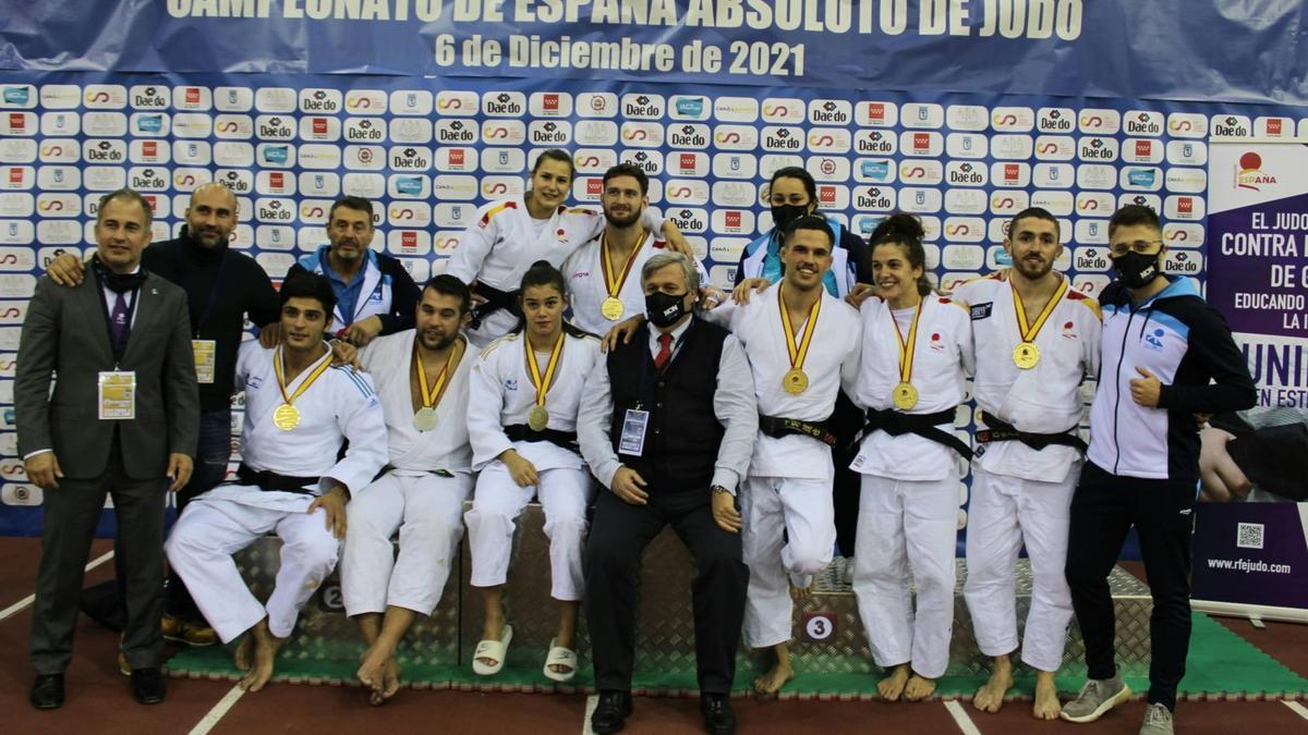 Judocas, técnicos y dirigentes de la expedición gallega.
