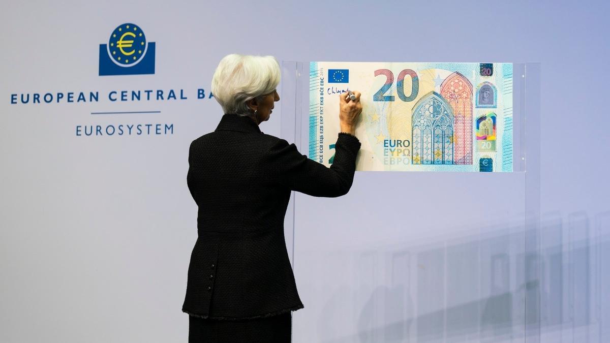 Christine Lagarde en la ceremonia de firma de billetes de euro.