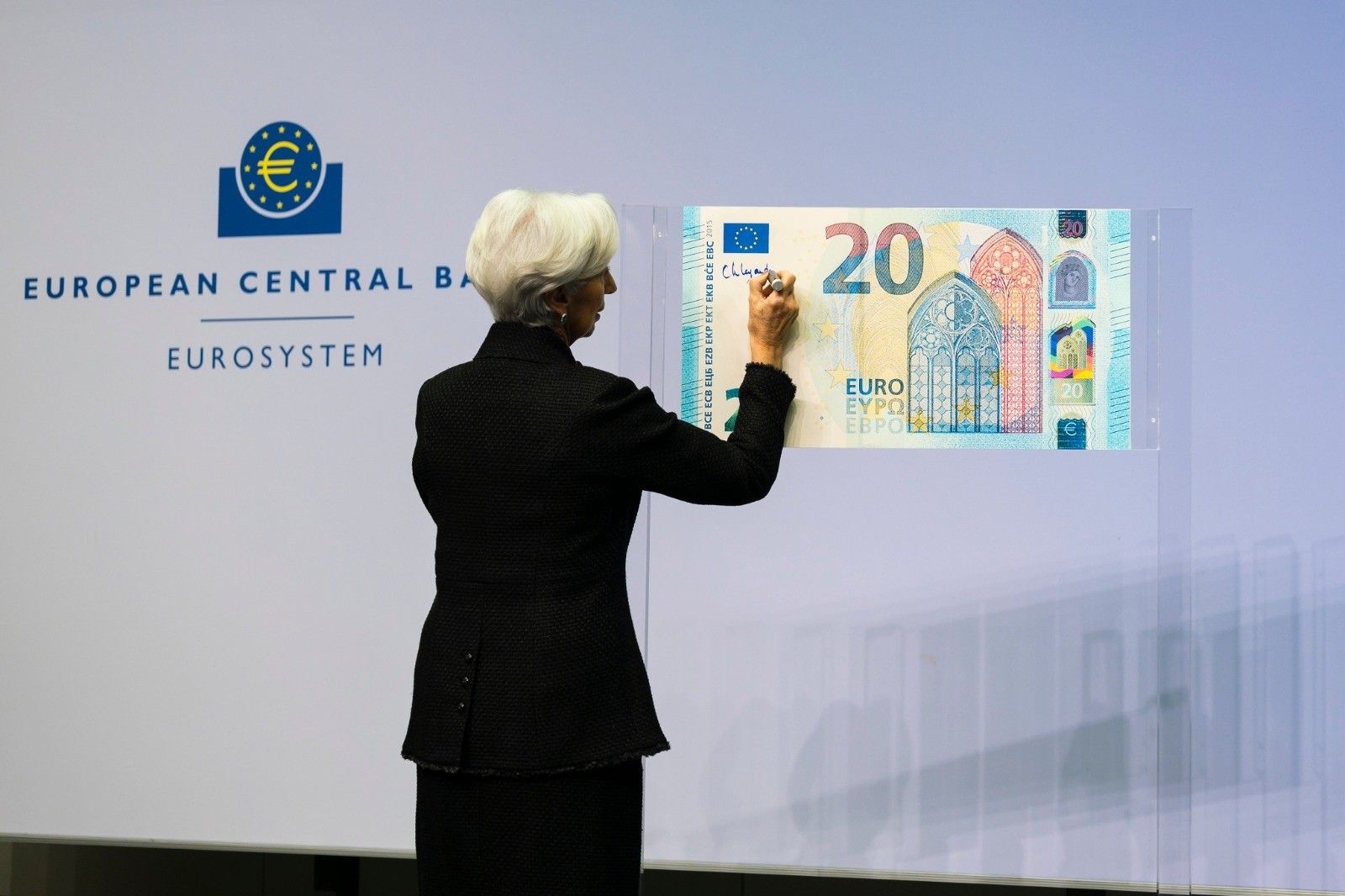 Christine Lagarde en la ceremonia de firma de billetes de euro.