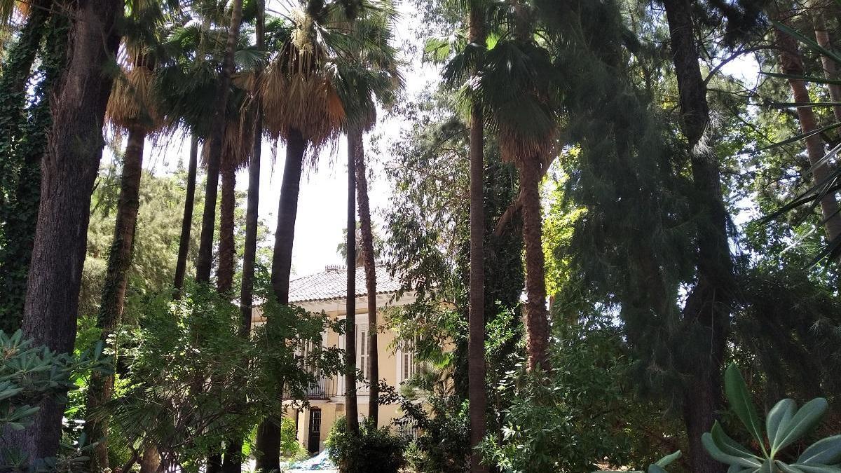 Entrada a los jardines de La Brise, en la calle Eugenio Sellés, con la casa al fondo.