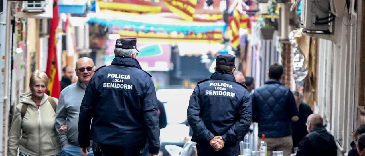 Policía Local en la zona de peñas antes del covid y, abajo, reunión de la Junta de Seguridad.  | DAVID REVENGA / INFORMACIÓN