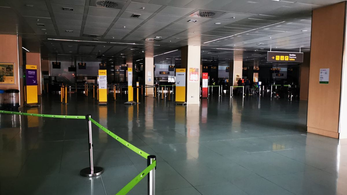 Un incendio en la central eléctrica del aeopuerto de Ibiza ha dejado sin luz las instalaciones