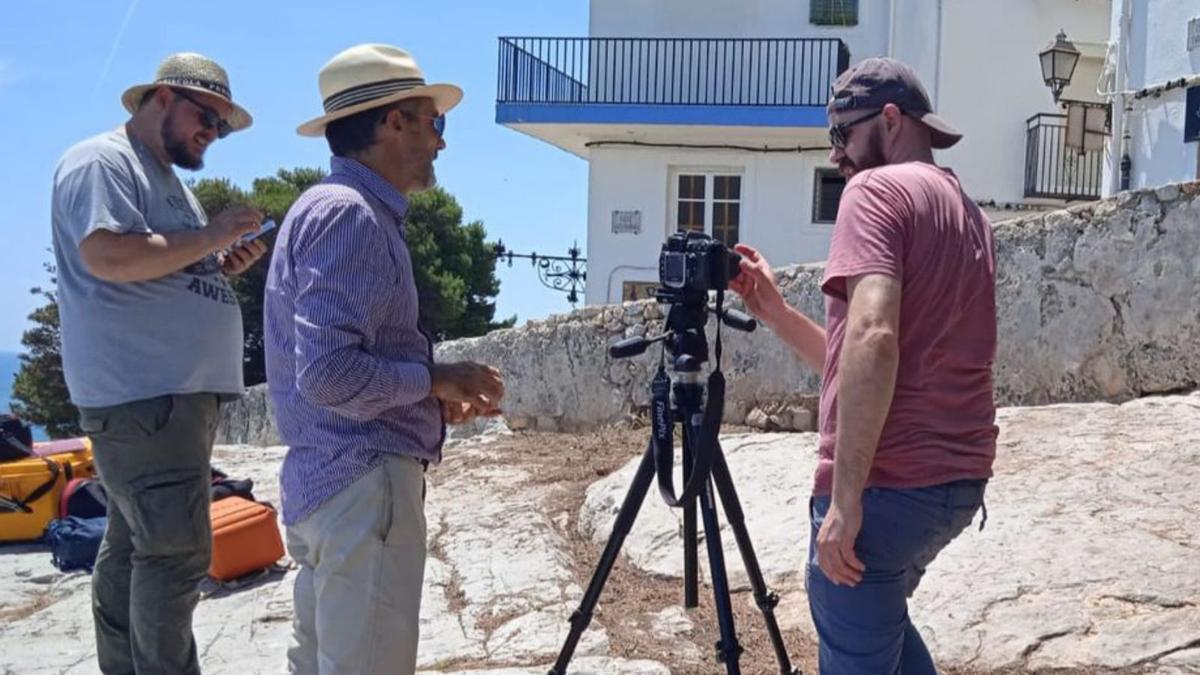 Expertos de la Politècnica de València trabajan en la zona de los grafitos.  | MEDITERRÁNEO