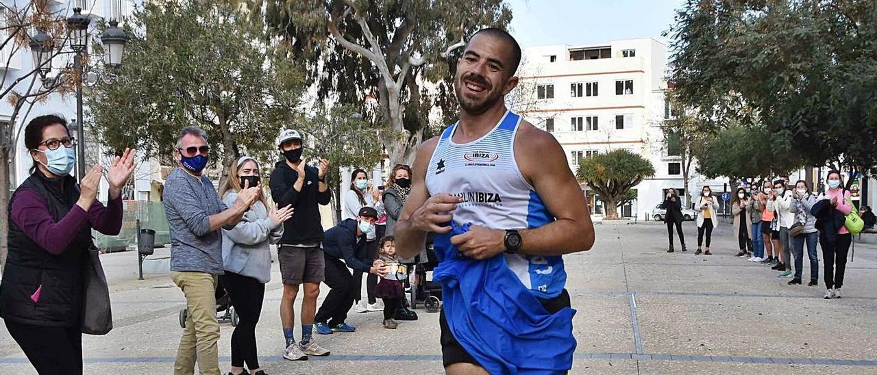 Nacho Ribas llega entre aplausos de varias decenas de personas a Vara de Rey, ayer tras completar 186 kilómetros corriendo.