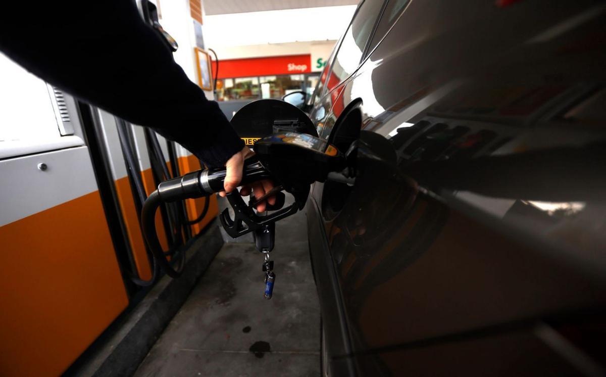 Repostaje en una gasolinera de Avilés. | Miki López