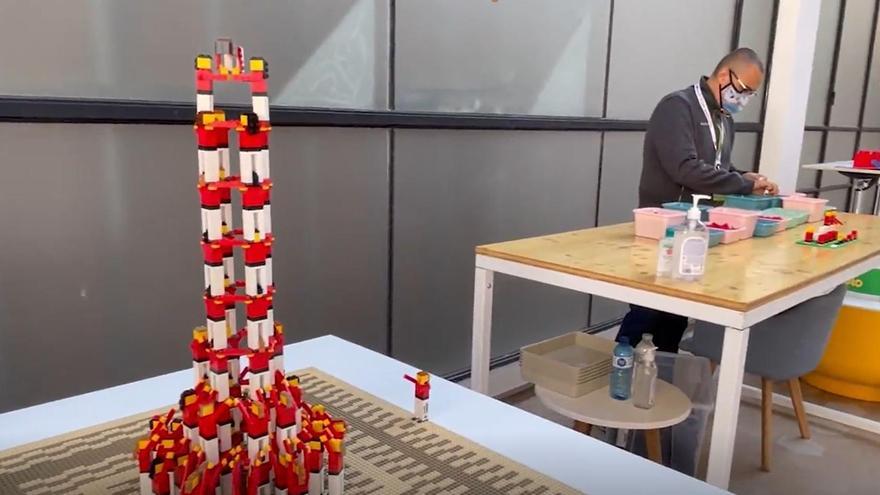 Una figura castellera a la zona de tallers de la nova botiga de Lego