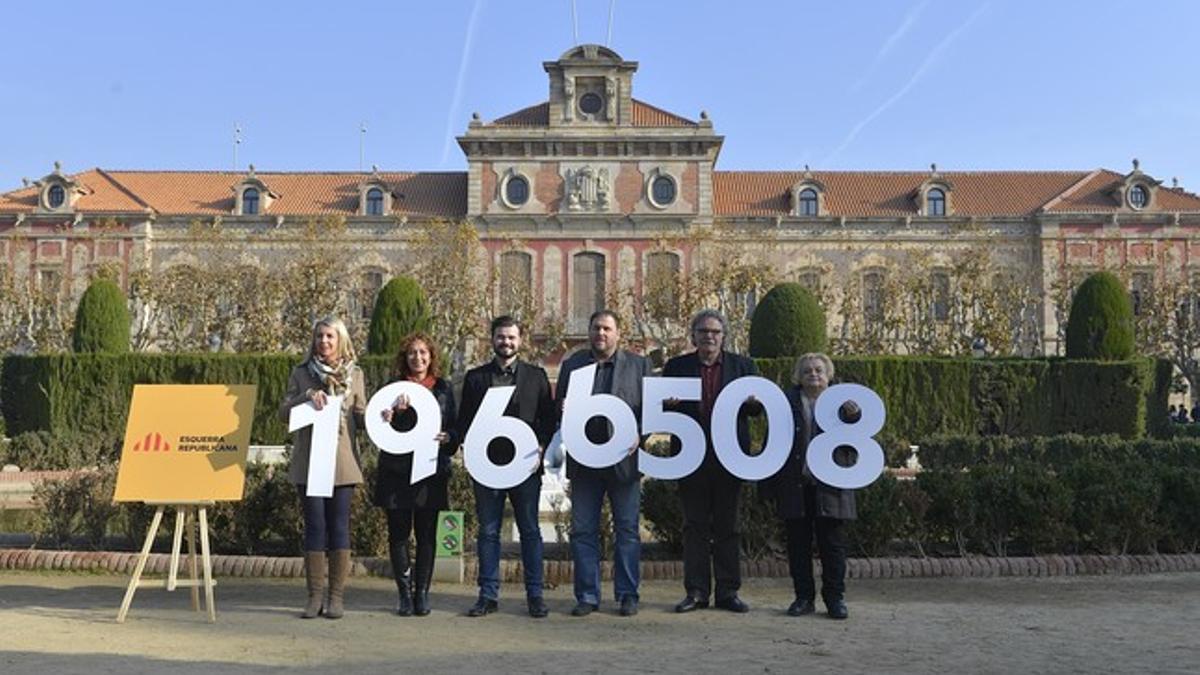 Los candidatos al Congreso de ERC y Oriol Junqueras posan con los guarismos que configuran el número de votantes independentistas del 27-S, este viernes, ante el Parlament..