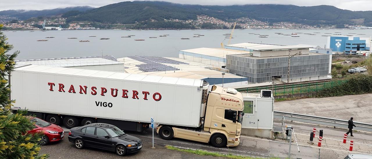 Un camión en las instaciones de Iberconsa, en Teis