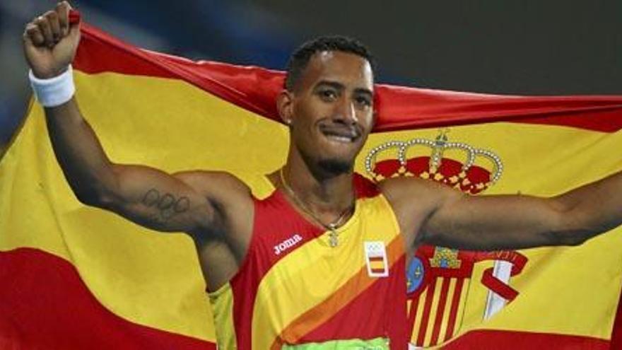 Ortega celebra la medalla de plata  en la prueba de 110 metros vallas en los Juegos Olímpicos de Río. Foto: Reuters.