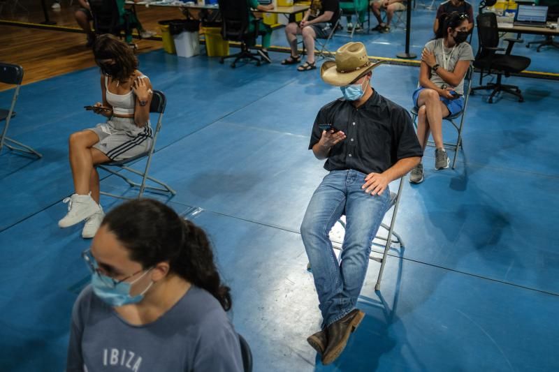 Jornada de vacunación a menores de 16 años en el Pabellón Santiago Martín