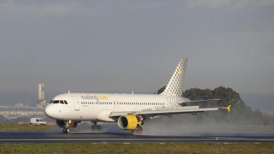 Un avión de Vueling, en Alvedro.