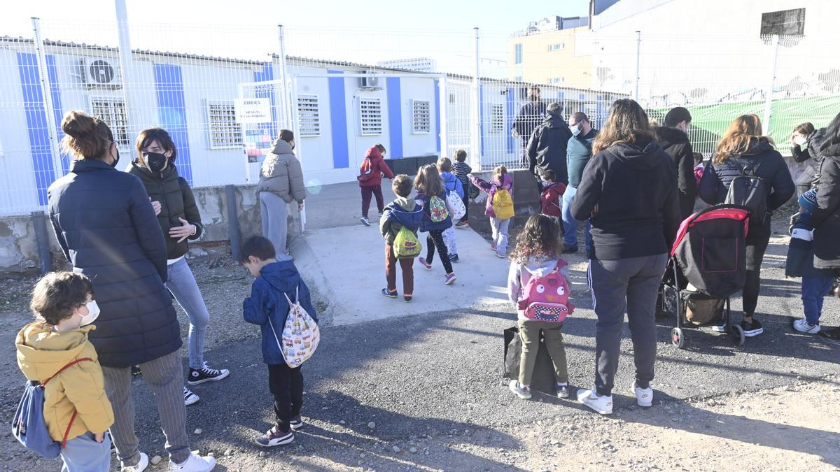 Varios padres llevan a sus hijos a clase en el colegio Vicent Marzà.