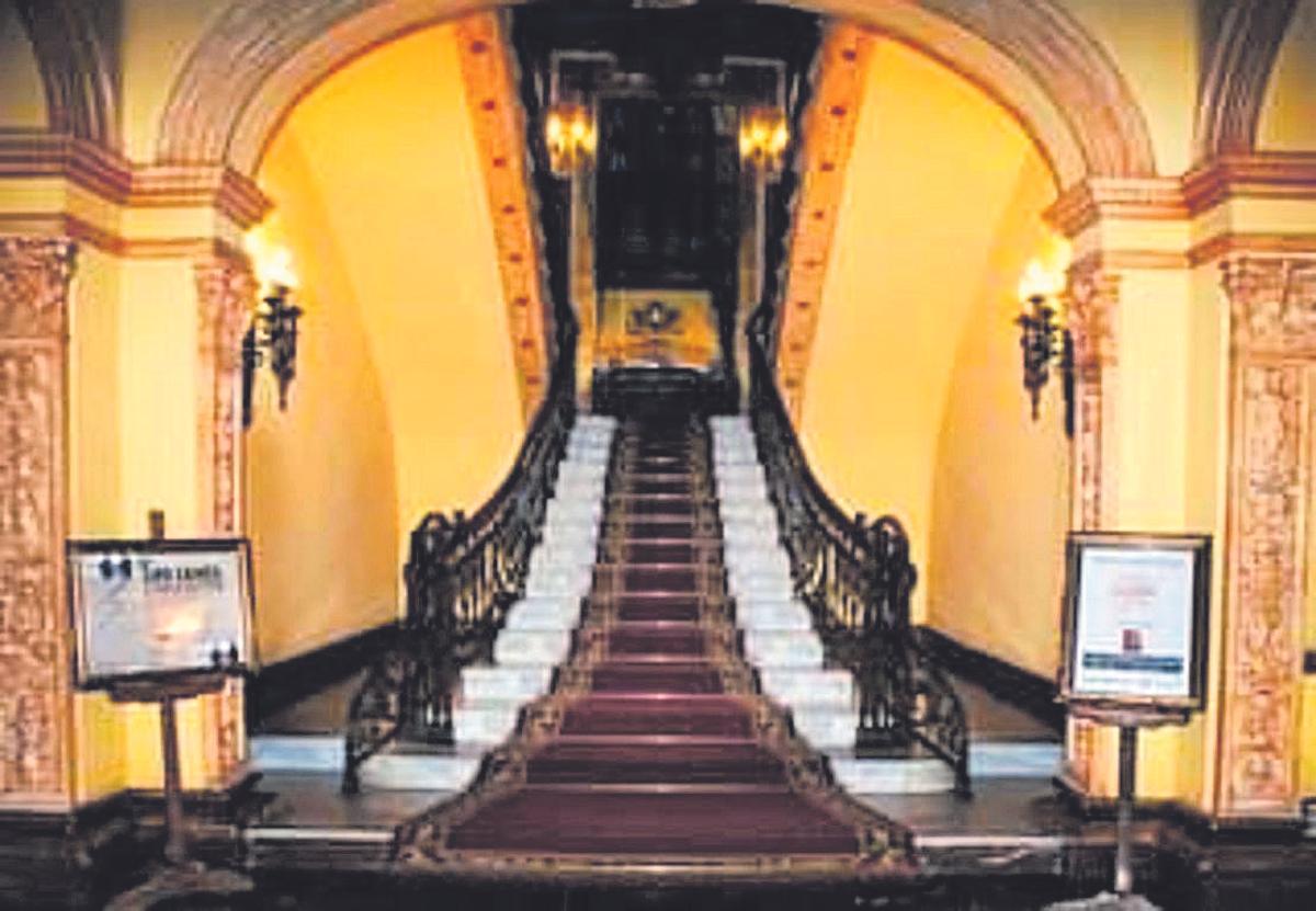 Escalera principal del Real Casino Antiguo de Castelló.
