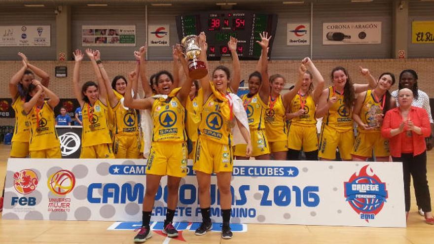 En la imagen superior, las chicas del CB Islas Canarias celebran el título logrado en Zaragoza. Debajo, el cadete del Granca, que brilló en Andorra.