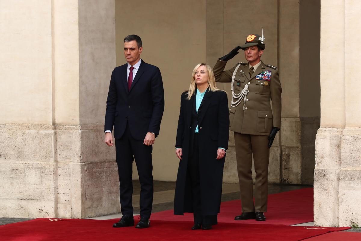 La primera ministra italiana, Giorgia Meloni (R), recibe al presidente del Gobierno español, Pedro Sánchez (L), en el Palazzo Chigi de Roma
