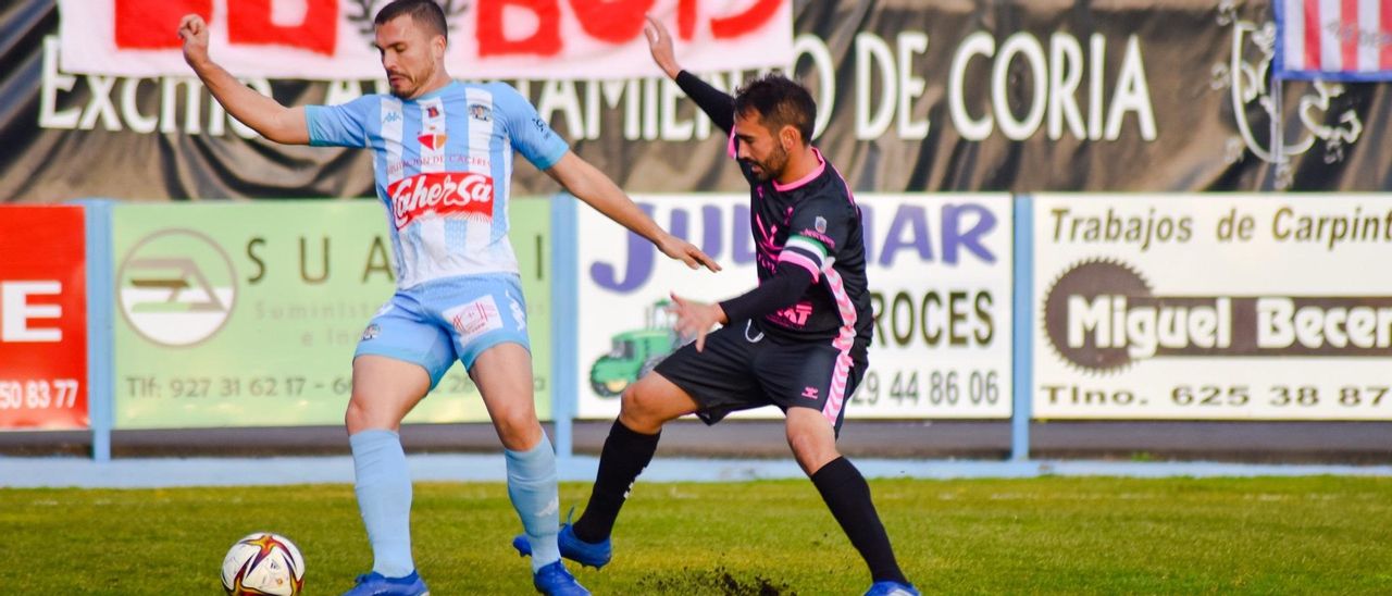 Gonzalo presiona a Fernando Pino durante el partido disputado en la primera vuelta en el estadio de La Isla.