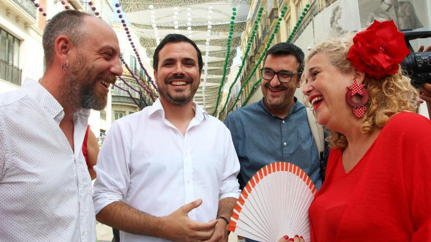 Alberto Garzón junto a Ernesto Alba, Remedios Ramos y Guzmán Ahumada, ayer, en la calle Larios.