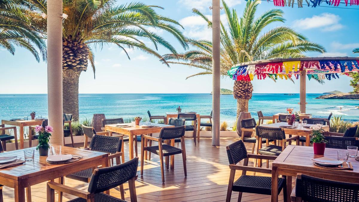 Los comensales pueden disfrutar de una cocina saludable y mediterránea con vistas al mar.
