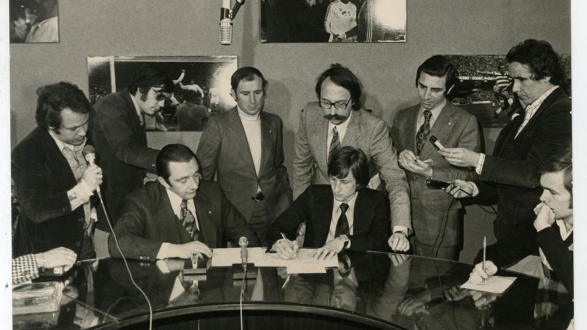 Montal, en una renovación de contrato de Cruyff, tras el cual aparecen Joan Granados y Laureano Ruiz, rodeados de varios periodistas.
