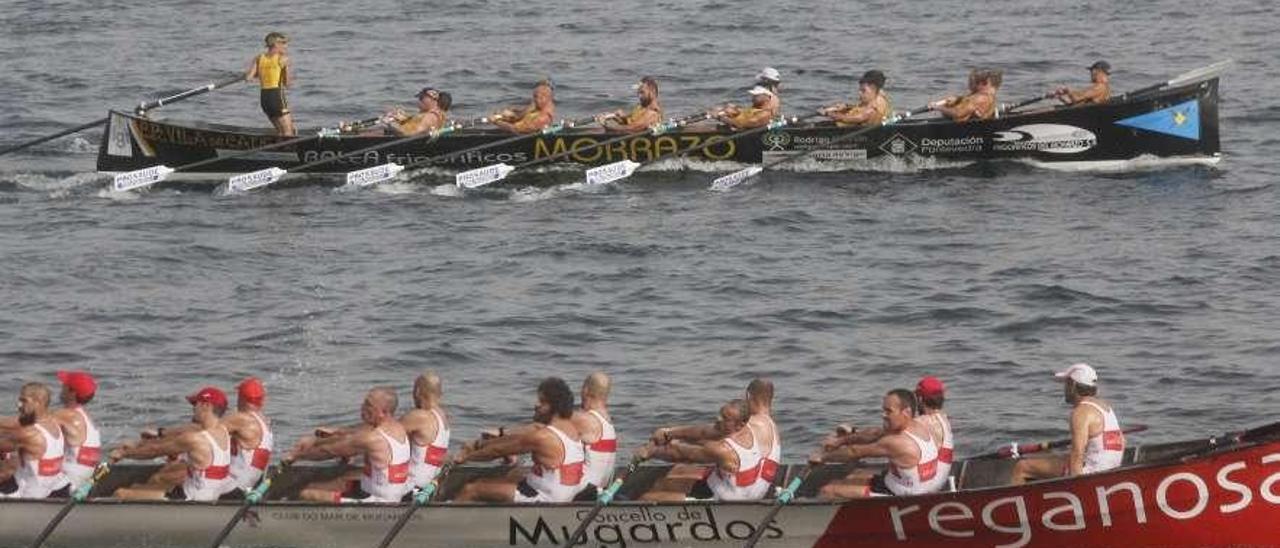 La trainera del Vila de Cangas (arriba) en la Bandera de Cangas de la pasada temporada. // Santos Álvarez