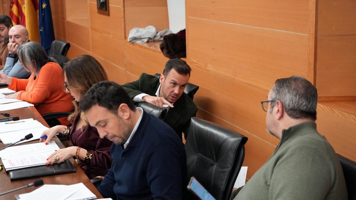 Primer pleno municipal en el que ha participado José Adsuara tras su dimisión como presidente del PP local