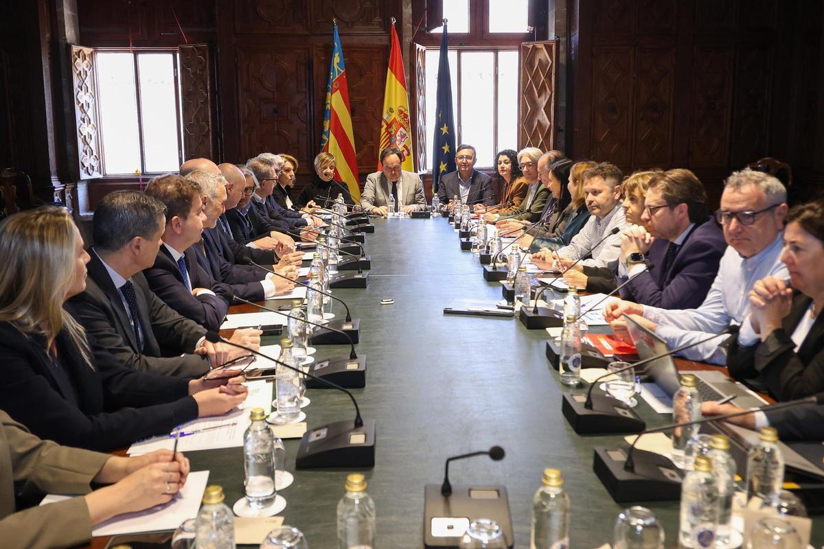 Reunión del president de la Generalitat con representantes de los sectores productivos y agentes sociales.
