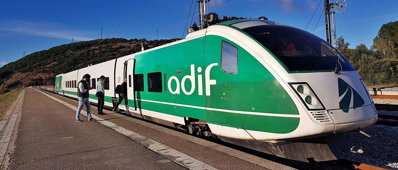 El tren laboratorio conocido popularmente como “Aspirino”, el lunes, en La Robla (León), minutos antes de recorrer la Variante. | Ramón Díaz