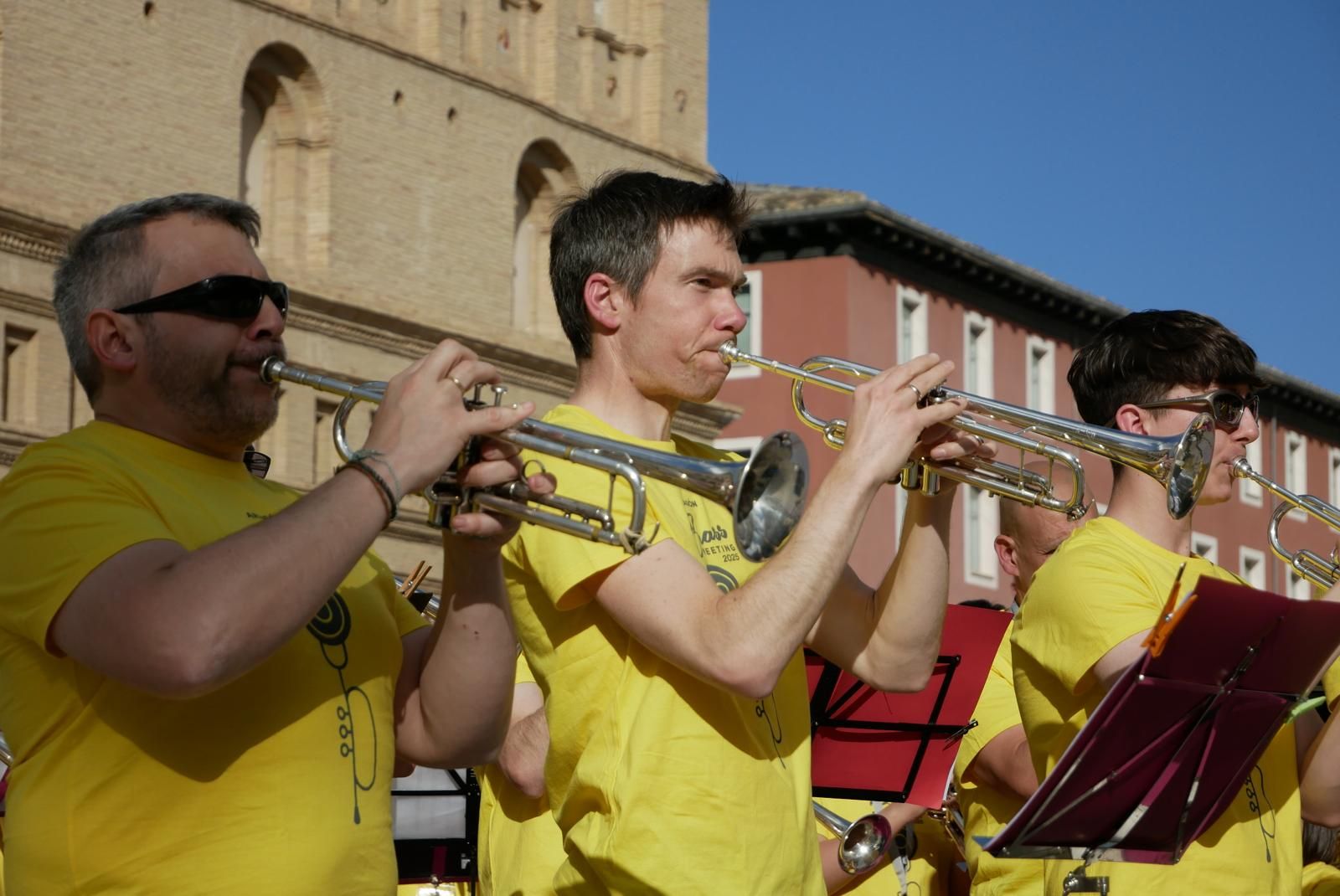 Más de 230 instrumentistas de metal tocan en la plaza del Pilar