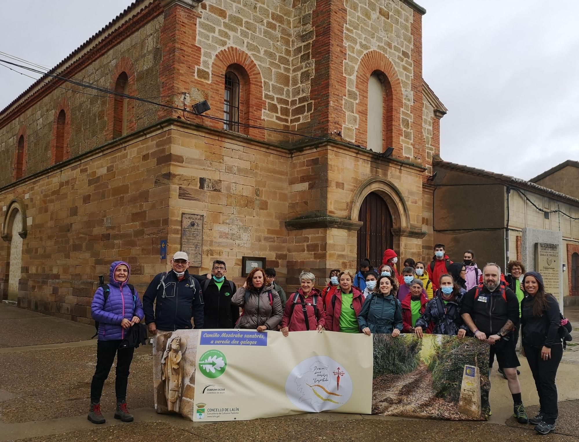 Los caminantes, a la salida, delante de la iglesia.