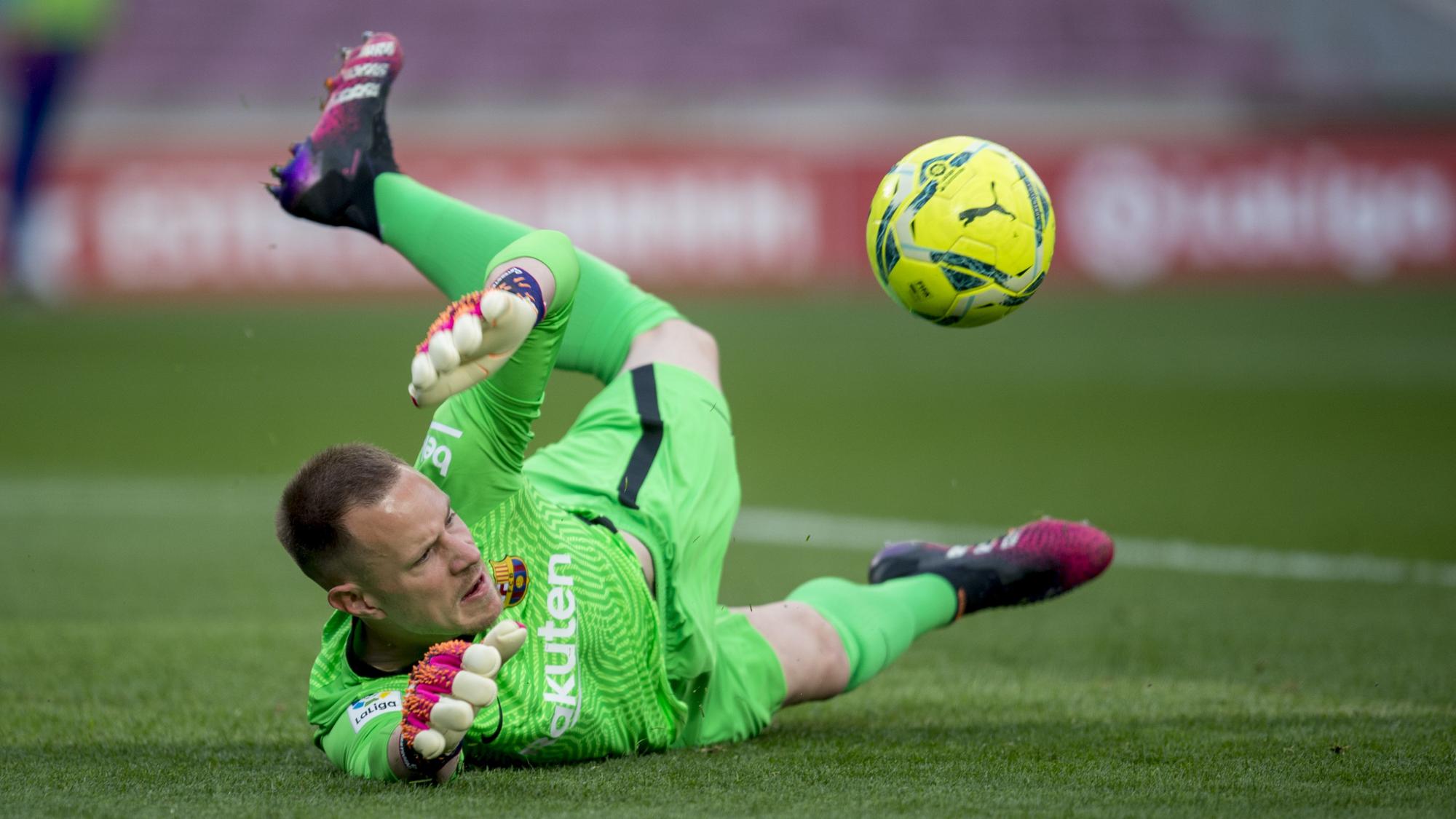 Ter Stegen despeja un balón durante el último partido de liga contra el Celta