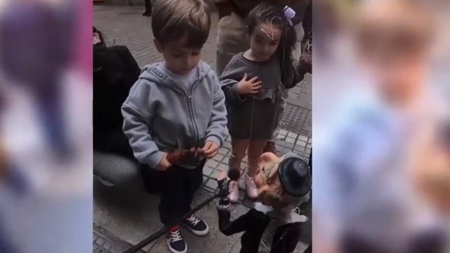 El mágico momento entre una marioneta y unos niños en Canarias