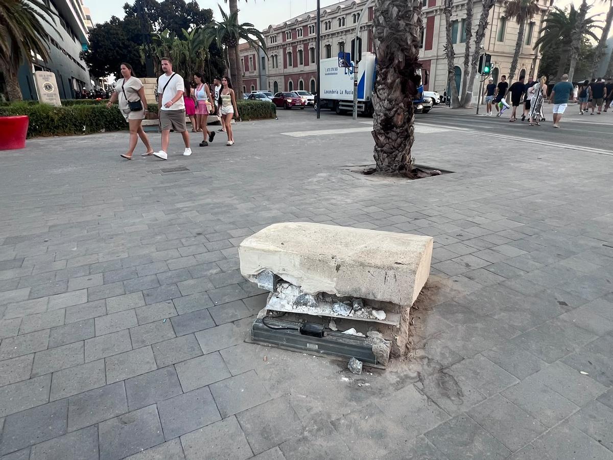 Elemento urbano deteriorado en uno de los accesos a la playa del Postiguet, en Alicante.