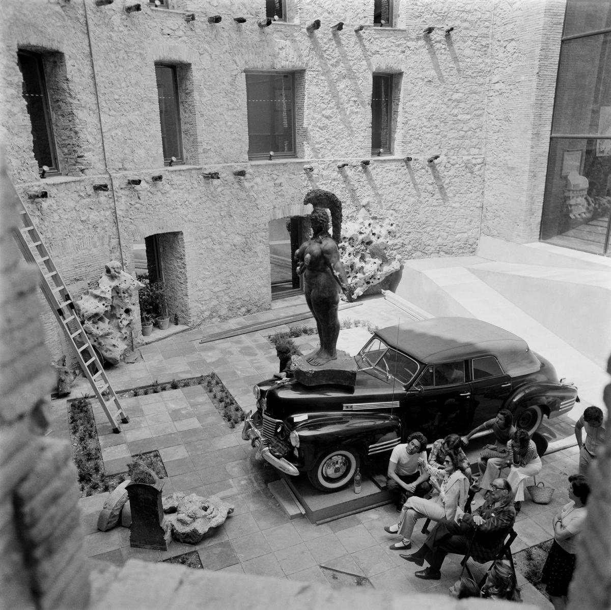 Salvador Dalí i Gala, acompanyat d'Antoni Pitxot, supervisant els treballs de creació dels monstres, l'any 1975.