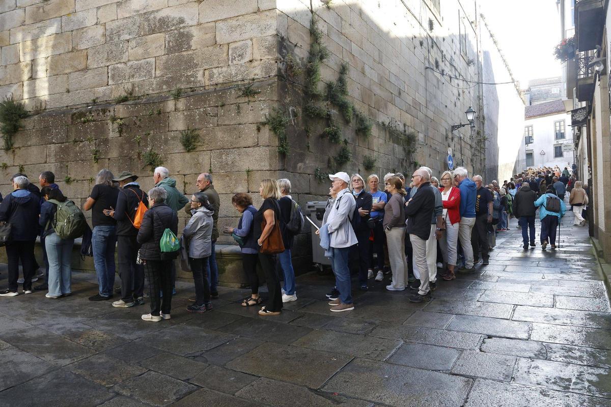 Una larga cola de turitas esperan su turno para visitar la Catdral de Santiago