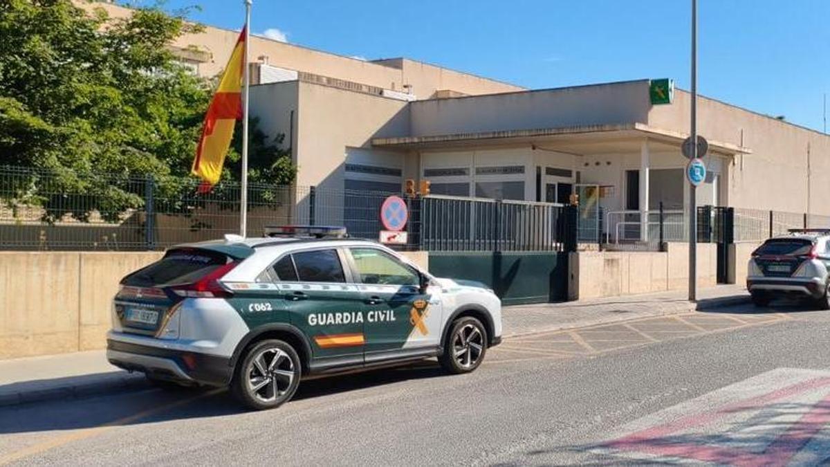 Un coche patrulla aparcado en el cuartel de la Guardia Civil de Calvià.