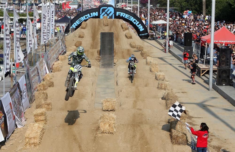 El festival de deportes urbanos atrajo ayer a As Avenidas a miles de personas para presenciar las espectaculares actuaciones de los participantes en pruebas de skate, bicicleta y motocross