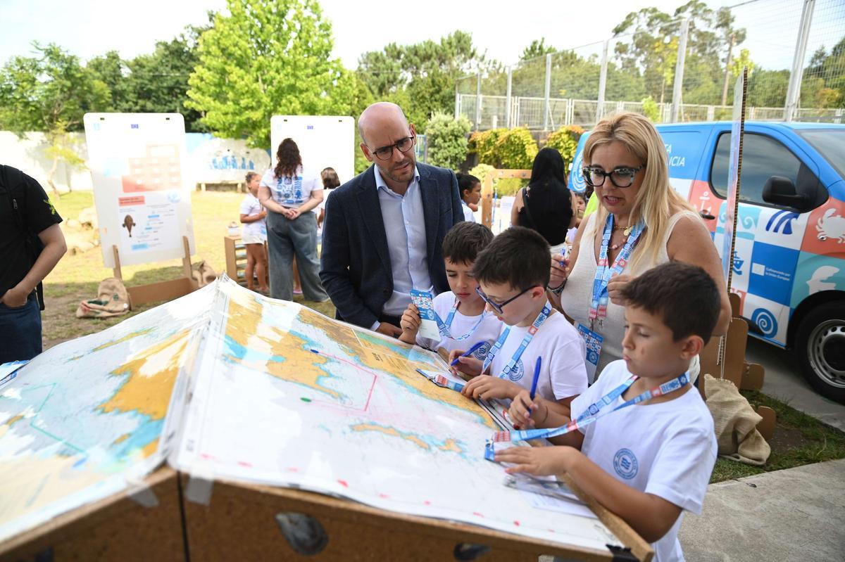 Isaac Rosón compartiendo actividades con los niños
