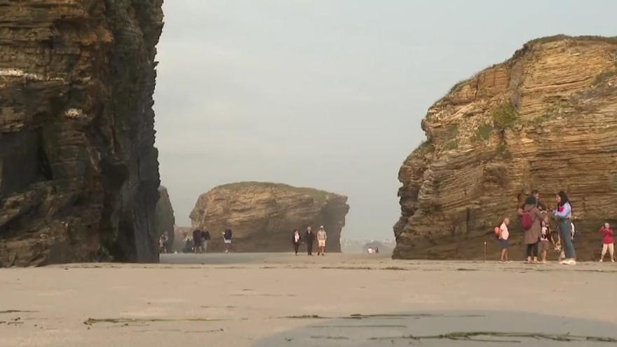 La bajamar deja imágenes espectaculares de la Playa de Las Catedrales