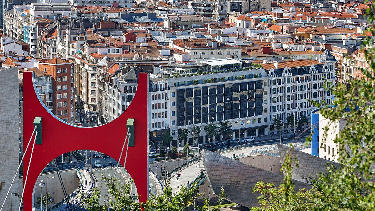 El hotel The Artist, frente al Guggenheim, se integra en el paisaje urbano de Bilbao con su arquitectura vanguardista