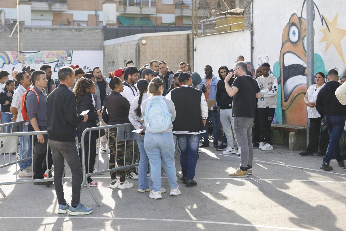 Les imatges de les cues a Salt davant l'oficina que assessora sobre la regularització extraordinària de migrants Les imatges de les cues a Salt davant l'oficina que assessora sobre la regularització extraordinària de migrants