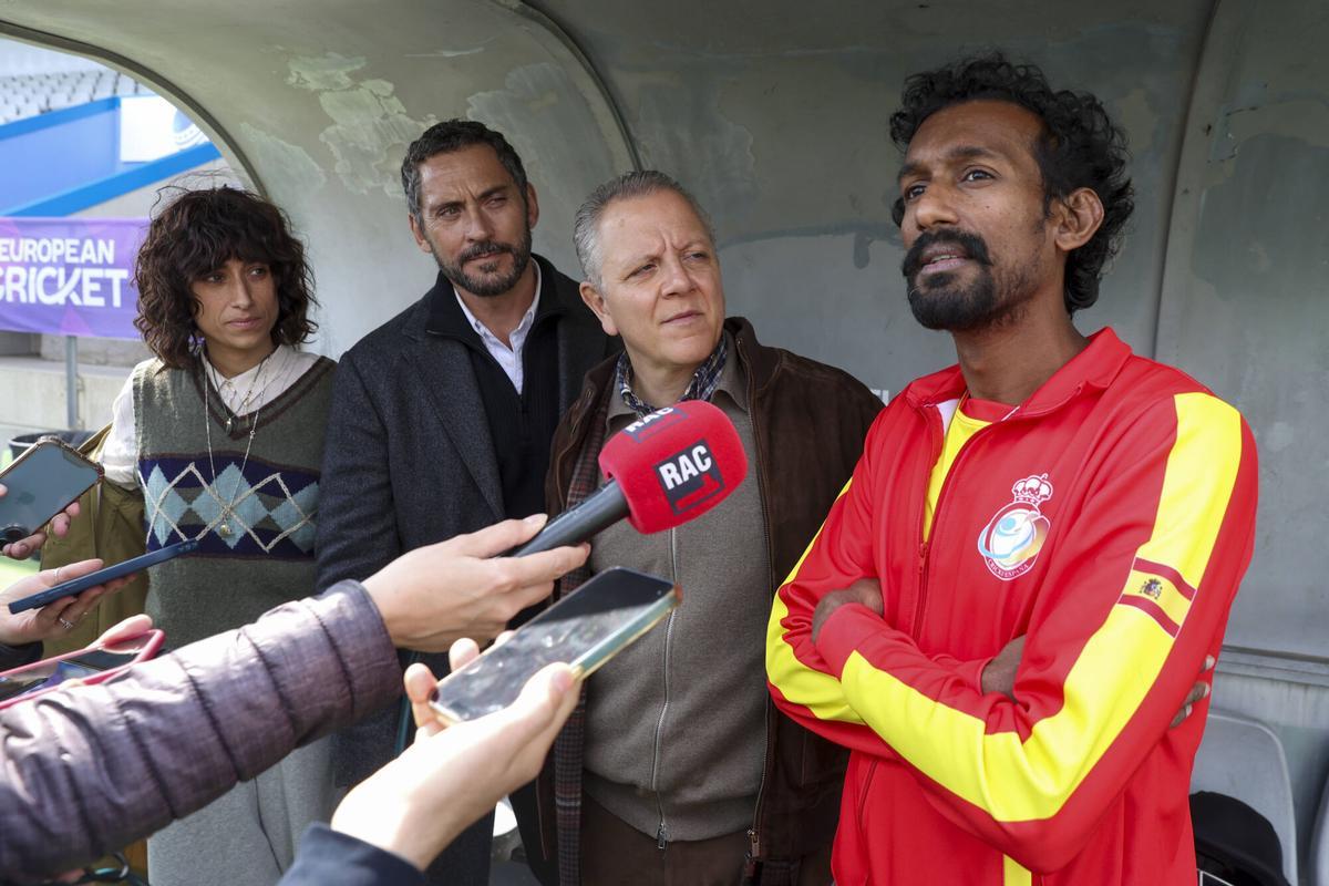 El actor Atul Vijayakumar, protagonista de la película 'La Roja', junto a Óscar de la Fuente, Paco León y Carolina Yuste